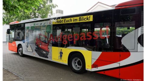 Roter Linienbus mit Zeichnung und Satz Habt Euch im Blick! 