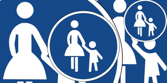 Blaues Verkehrszeichen mit Mutter und einem Kind an der Hand in weiß. Mehrmals auf dem Foto. 