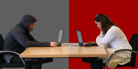 Ein Mann sitzt vor einem Laptop. Eine Frau sitzt vor einem Laptop. Beide chatten miteinander. 
