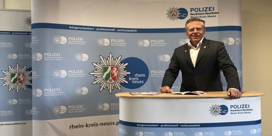 Landrat Hans-Jürgen Petrauschke präsentiert Broschüren. 