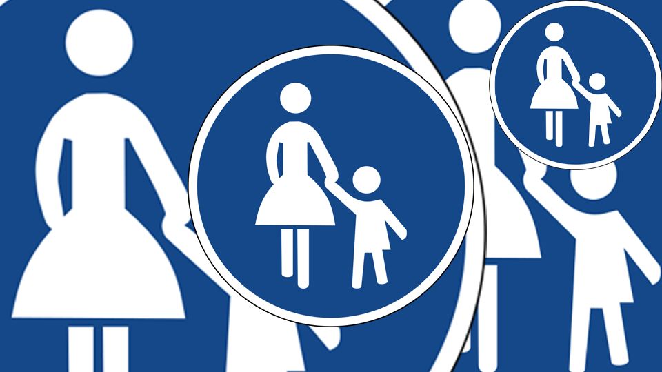 Blaues Verkehrszeichen mit Mutter und einem Kind an der Hand in weiß. Mehrmals auf dem Foto. 