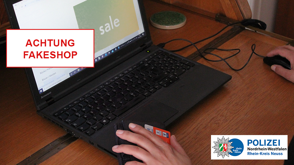 Online-Fakeshop wird auf einem Laptop angezeigt. Eine Bankkarte liegt auf dem Laptop und links steht in roter Schrift: Achtung Fakeshop. 