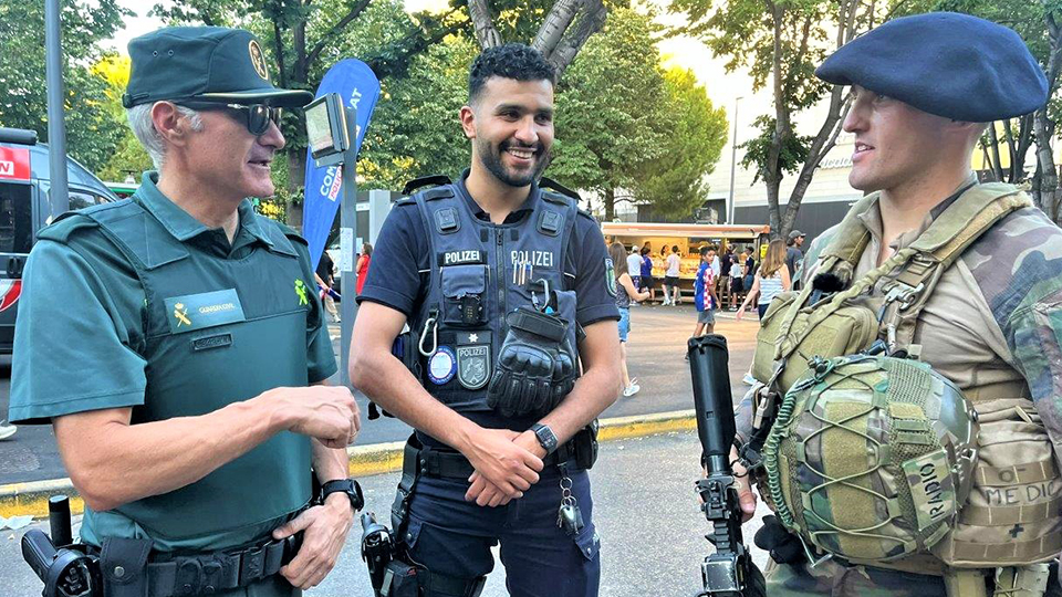 Das Bild zeigt unseren Meerbuscher Kollegen Soufian Touba mit einem Beamten der spanischen Guardia Civil und einem französischen Soldaten bei seinem Einsatz in Marseille