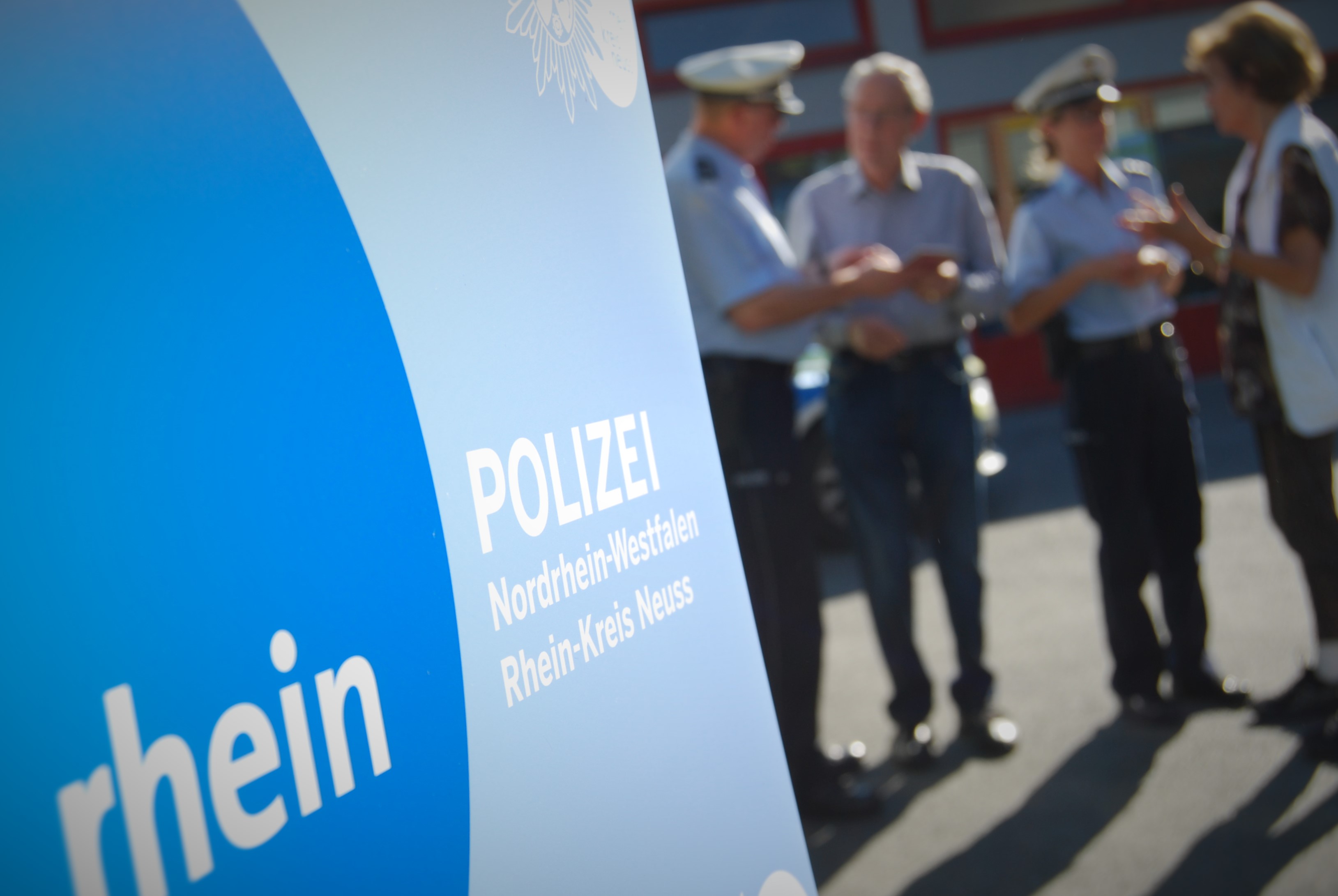 Polizei des Rhein-Kreis Neuss im Gespräch mit Bürgern