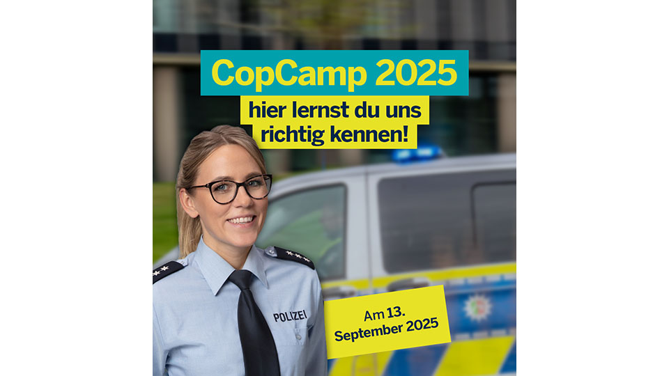 Das Bild zeigt eine Polizeibeamtin vor einem Streifenwagen und den Schriftzug CopCamp 2025