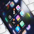 Social Media Icons auf einem Handy 