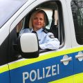 Das Bild zeigt die Einstellungsberaterin Claudia Behrendt in einem Streifenwagen
