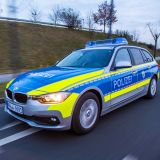 Funkstreifenwagen BMW der Polizei NRW bei Dämmerung