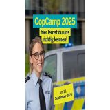 Das Bild zeigt eine Polizeibeamtin vor einem Streifenwagen und den Schriftzug CopCamp 2025