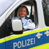 Das Bild zeigt die Einstellungsberaterin Claudia Behrendt in einem Streifenwagen