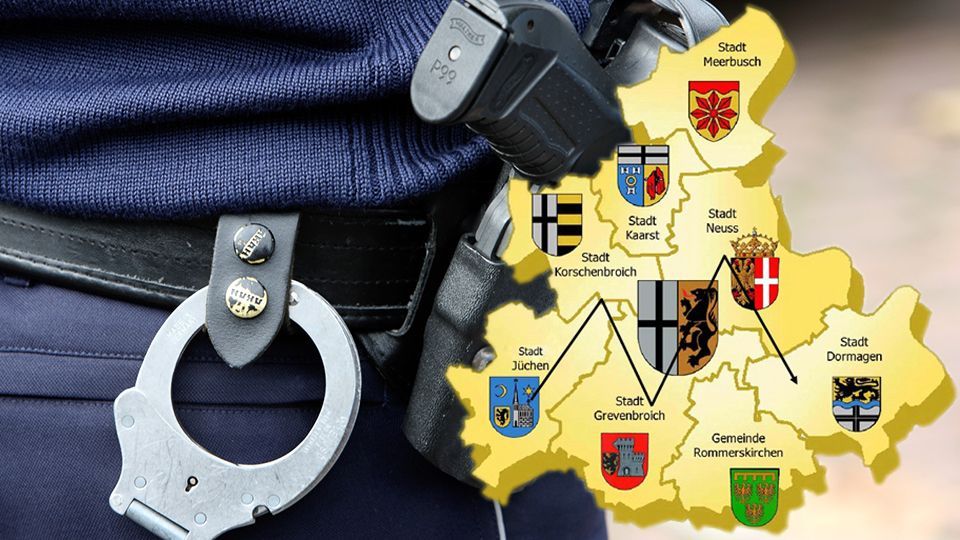 Ein Polizist wird von hinten gezeigt mit Handschellen an seiner Hose befestigt und einer Waffe befestigt. Daneben eine Karte vom Rhein-Kreis Neuss in gelb ist rechts zu sehen. 