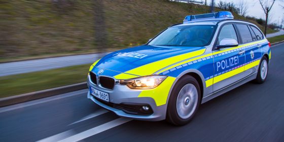 Funkstreifenwagen BMW der Polizei NRW bei Dämmerung